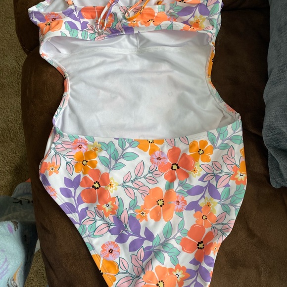 Juniors Cut-out convertible swimsuit - Picture 3 of 5